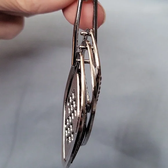 π©· 3/$15 3-tier Diamond Shaped Silver Pendant Necklace with crystal detail NWOT - Picture 4 of 5